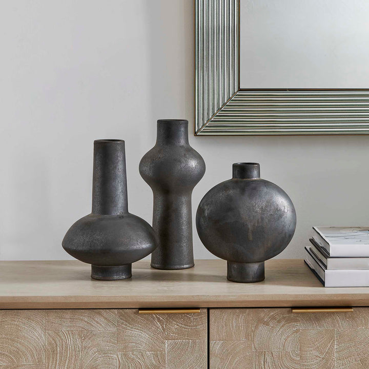 CHARCOAL BLOOM INDOOR-OUTDOOR VASES