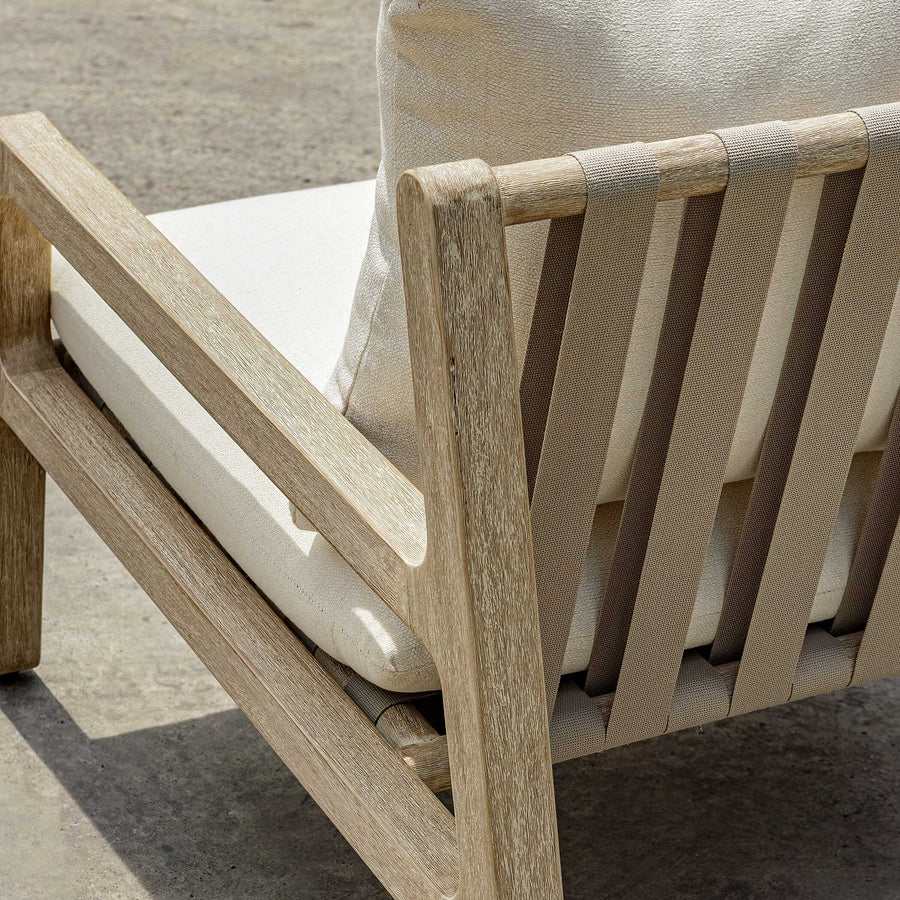 STRAPPED OUTDOOR LOUNGE CHAIR