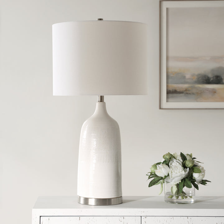 BRADY TEXTURED CERAMIC TABLE LAMP: GLOSS WHITE