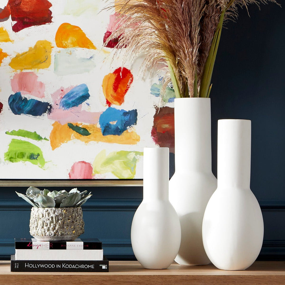 MOD IN MATTE WHITE VASES