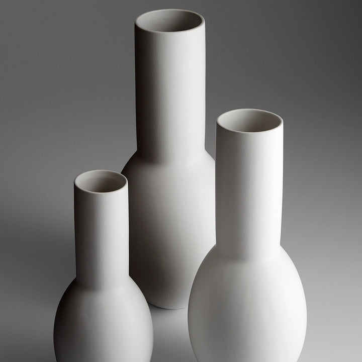 MOD IN MATTE WHITE VASES