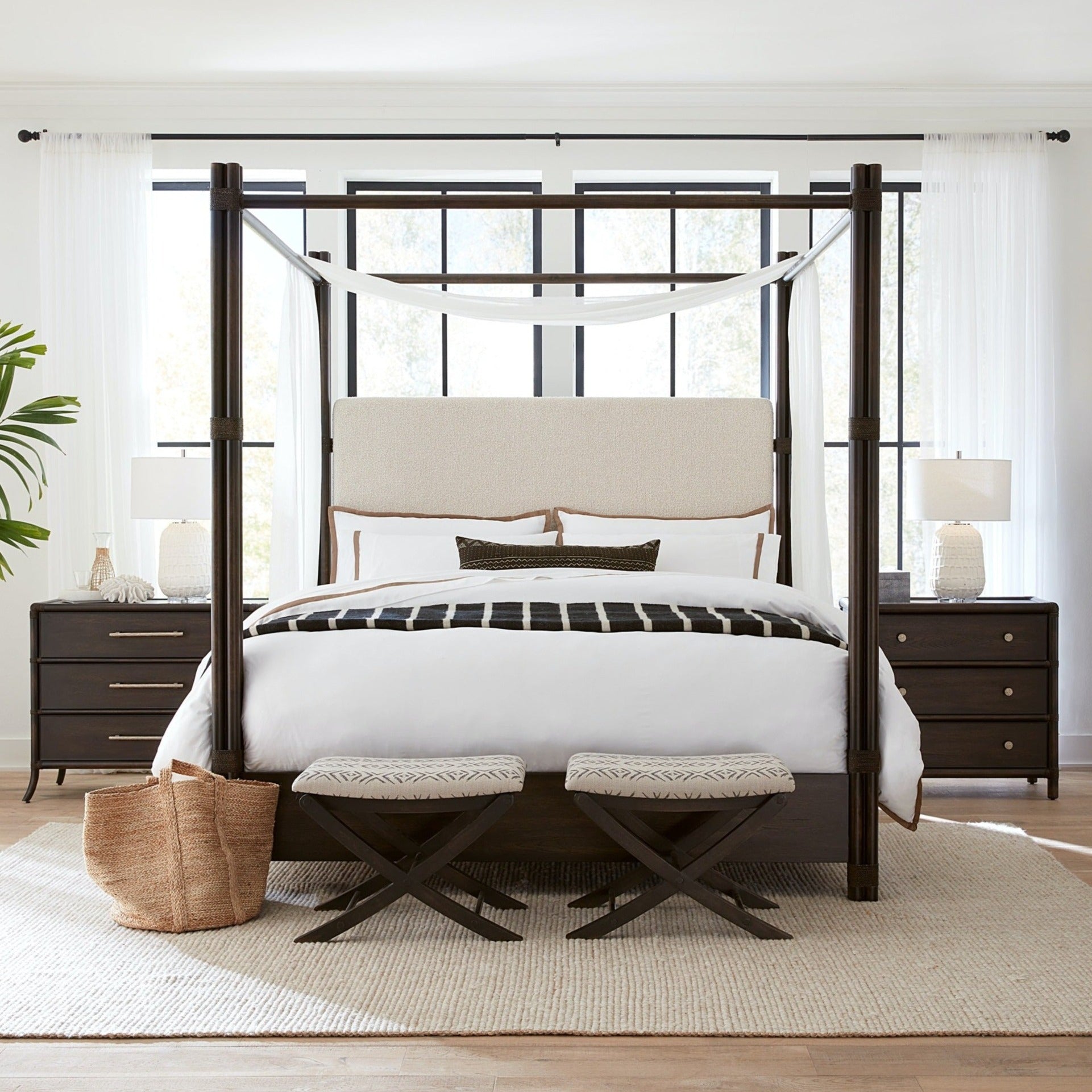 Black pole bed discount