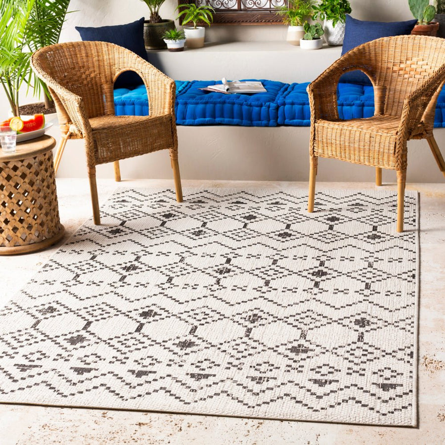 YUMA OUTDOOR RUG: BLACK + WHITE